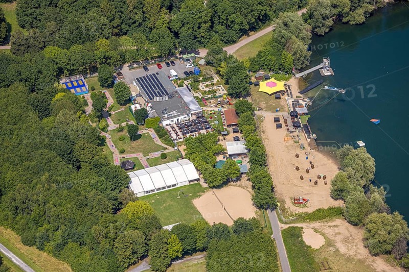 Aerial view, water skiing facility and leisure centre at Toeppersee, gastronomy with sunshades, sandy beach and beach chairs, Rumeln-Kaldenhausen, Duisburg, Ruhr area, North Rhine-Westphalia, Germany, DE, Europe, aerial view, aerial photography, aerial photography, overview, bird's-eye view, overview