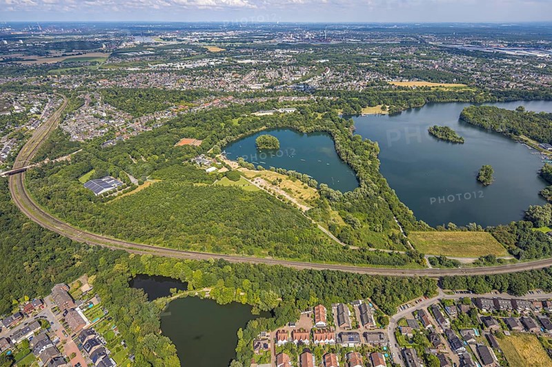 Aerial view, Toeppersee and Tegge with water ski facility and leisure facility, surrounded by housing estates and railway tracks, Rumeln-Kaldenhausen, Duisburg, Ruhr area, North Rhine-Westphalia, Germany, DE, Europe, leisure facility, tracks, aerial view, aerial photography, aerial photography, lake, overview, bird's eye view, birds-eyes view, green lung, overview