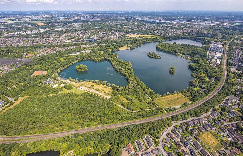 Aerial view, Toeppersee and Tegge with water ski facility and leisure facility, surrounded by housing estates and railway tracks, Rumeln-Kaldenhausen, Duisburg, Ruhr area, North Rhine-Westphalia, Germany, DE, Europe, leisure facility, tracks, aerial view, aerial photography, aerial photography, lake, overview, bird's eye view, birds-eyes view, green lung, overview