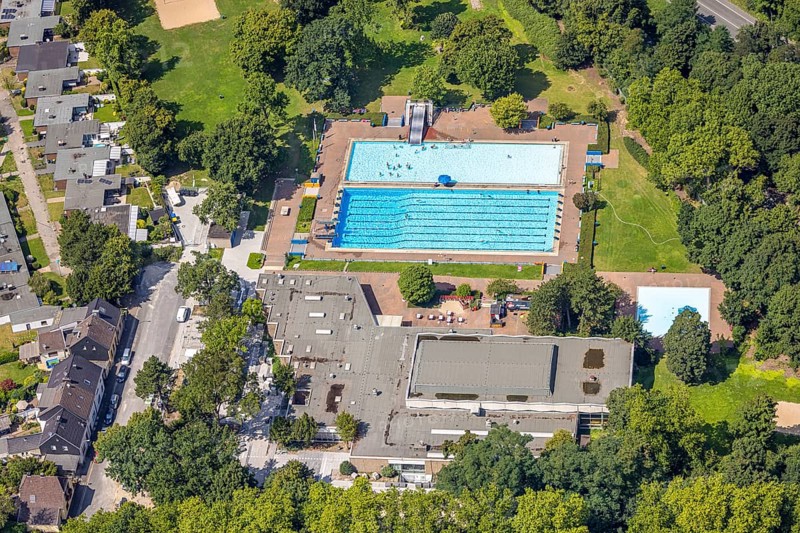 Aerial view, outdoor swimming pool Homberg with swimming pool and bathers, lifeguard with parasol at the edge of the pool, Alt-Homberg, Duisburg, Ruhr area, North Rhine-Westphalia, Germany, bathing establishment, bathing resort, DE, Europe, outdoor swimming pool, leisure activities, aerial view, aerial photography, aerial photography, swimming pool, swimming pool, overview, bird's-eye view, overview