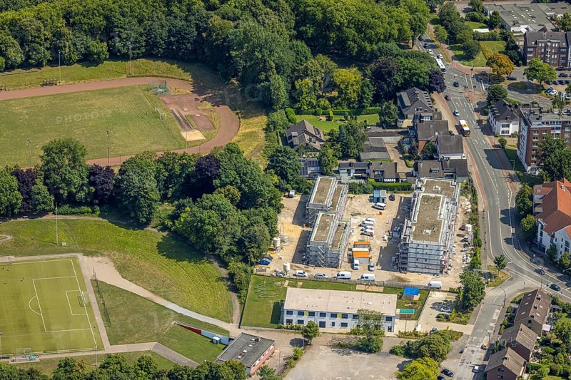 Aerial view, construction site on a former sports facility, residential area new construction and multi-family houses, In den Peschen, Bergheim, Duisburg, Ruhr area, North Rhine-Westphalia, Germany, construction work, construction area, construction site, building plots, construction project, construction site, DE, Europe, property tax, real estate, aerial view, aerial photography, aerial photography, new construction, overview, bird's eye view, residential complex, living and living, residential area, residential quality, residential area, residential estate, residential district, birds-eyes view, overview