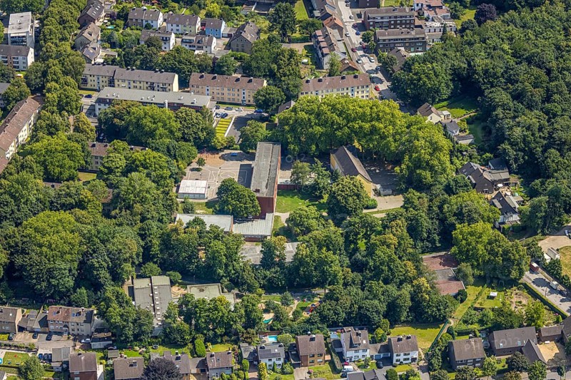 Aerial view, primary school Auf dem Berg, surrounded by green trees, Bergheim, Duisburg, Ruhr area, North Rhine-Westphalia, Germany, education, educational institution, DE, Europe, primary school, educational institute, aerial view, aerial photography, aerial photography, school, overview, bird's eye view, birds-eyes view, overview