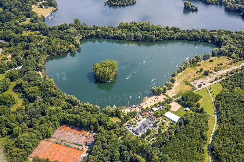 Aerial view, Toeppersee and Tegge with water ski facility and leisure centre, Rumeln-Kaldenhausen, Duisburg, Ruhr area, North Rhine-Westphalia, Germany, DE, Europe, leisure centre, tracks, aerial view, aerial photography, aerial photography, lake, overview, bird's-eye view, green lung, overview