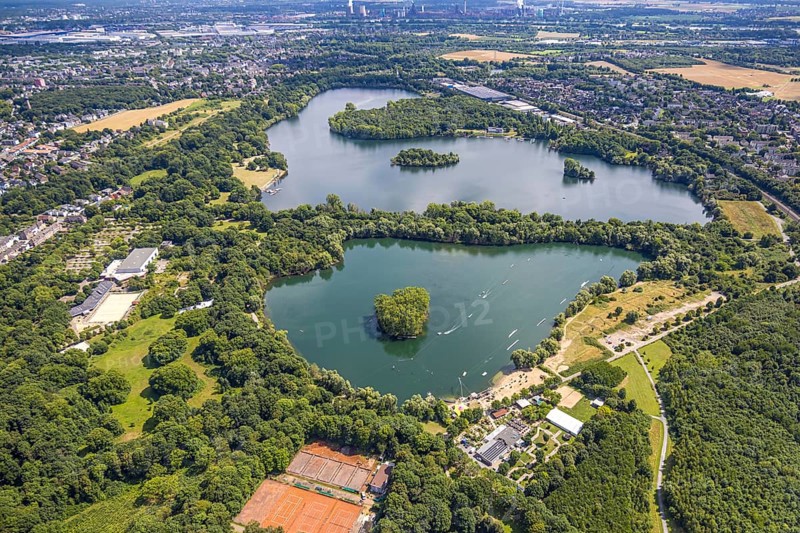 Aerial view, Toeppersee and Tegge with water ski facility and leisure facility, surrounded by housing estates and railway tracks, Rumeln-Kaldenhausen, Duisburg, Ruhr area, North Rhine-Westphalia, Germany, DE, Europe, leisure facility, tracks, aerial view, aerial photography, aerial photography, lake, overview, bird's eye view, birds-eyes view, green lung, overview