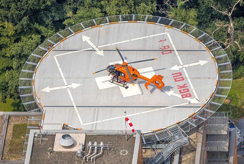 Aerial view, helipad and rescue helicopter at BG Klinikum Duisburg, BMI air rescue station, Buchholz, Duisburg, Ruhr area, North Rhine-Westphalia, Germany