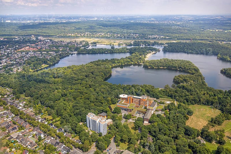 Aerial view, BG Klinikum Duisburg, BMI air rescue station, helipad and rescue helicopter, at the Sechs-Seen-Platte, Buchholz, Duisburg, Ruhr area, North Rhine-Westphalia, Germany