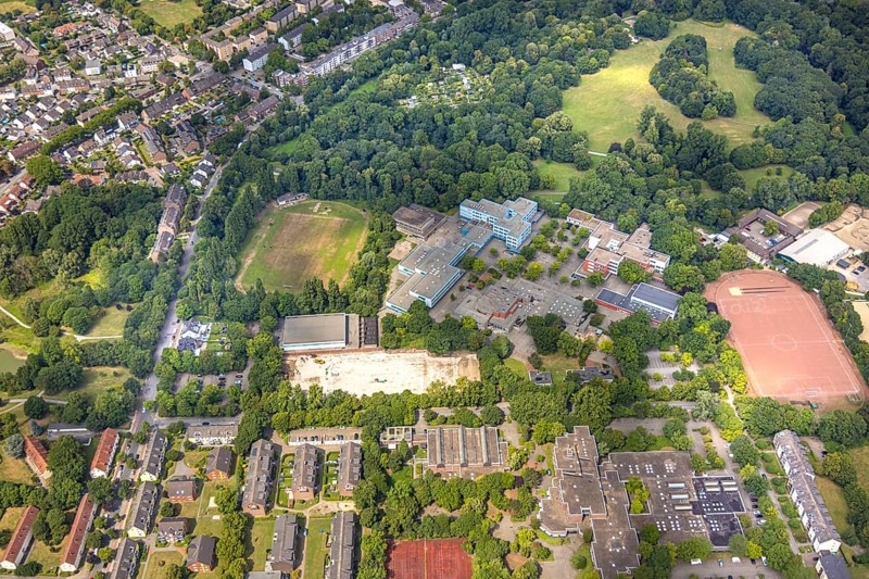 Aerial view, Duisburg South School Centre, Am Ziegelkamp wasteland, SV OG Duisburg Wanheim sports ground, TuSpo Huckingen cinder pitch, Huckingen, Duisburg, Ruhr area, North Rhine-Westphalia, Germany
