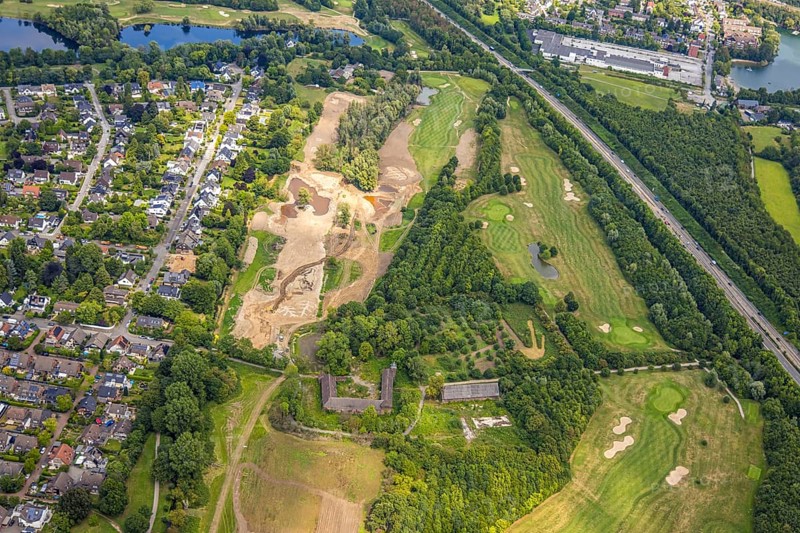 Aerial view, golf club and golf course Huckingen Südplatz, golf meadow and bunker, fallow land and below Haus Böckum medieval aristocratic residence, Huckingen, Duisburg, Ruhr area, North Rhine-Westphalia, Germany