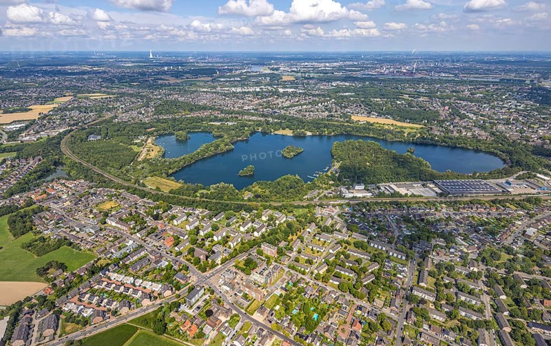 Aerial view, Toeppersee and Tegge with water skiing and leisure facilities, surrounded by housing estates and railway tracks, Rumeln-Kaldenhausen, Duisburg, Ruhr area, North Rhine-Westphalia, Germany