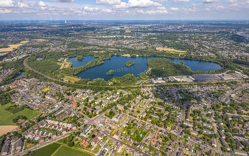 Aerial view, Toeppersee and Tegge with water skiing and leisure facilities, surrounded by housing estates and railway tracks, Rumeln-Kaldenhausen, Duisburg, Ruhr area, North Rhine-Westphalia, Germany