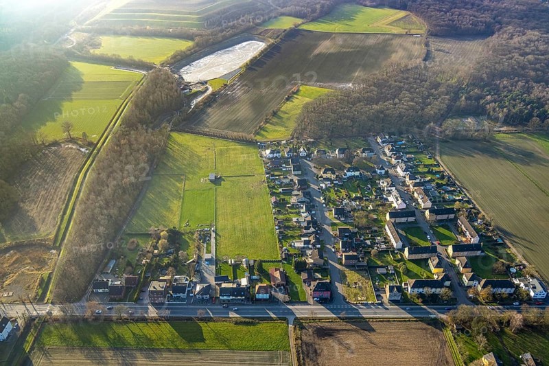 Aerial view, Heidhof housing estate, housing estate Zum Heideblick and An der Waldemei, Fangstraße, behind construction work on the flood retention basin near the Sundern slag heap, Herringen district, Hamm, Ruhr area, North Rhine-Westphalia, Germany