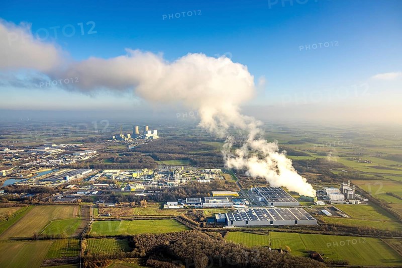 Aerial view, Trianel Gaskraftwerk Hamm GmbH with smoke clouds, behind the RWE power plant Westfalen, blue sky with distant view, Uentrop, Hamm, Ruhr area, North Rhine-Westphalia, Germany