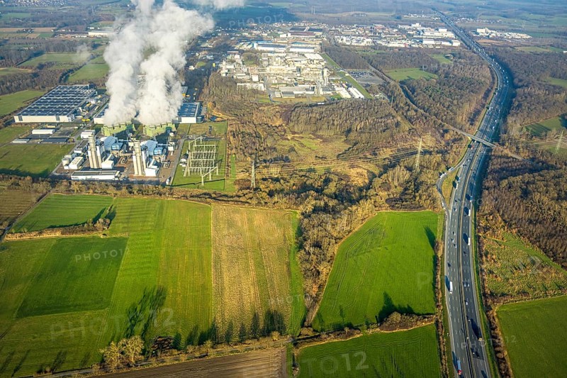 Aerial view, Trianel Gaskraftwerk Hamm GmbH with smoke clouds, Celanese plant Uentrop, motorway A2, Uentrop, Hamm, Ruhr area, North Rhine-Westphalia, Germany