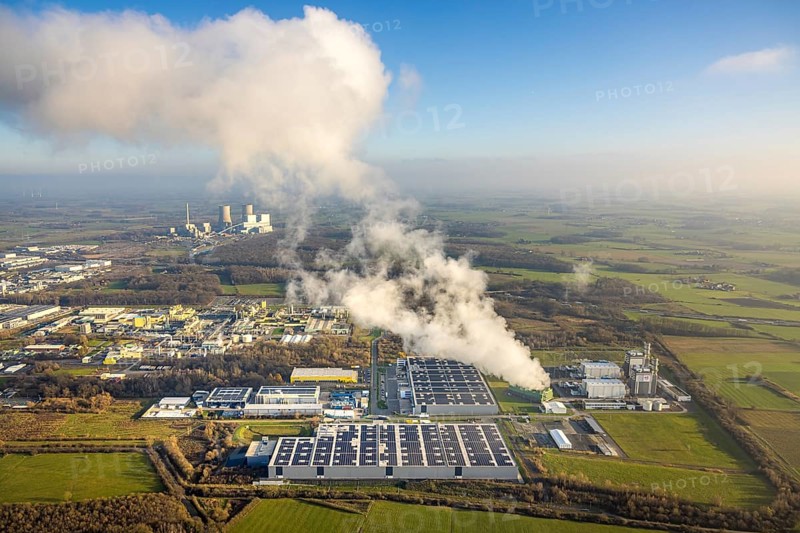 Aerial view, Trianel Gaskraftwerk Hamm GmbH with smoke clouds, behind the RWE power plant Westfalen, blue sky with distant view, Uentrop, Hamm, Ruhr area, North Rhine-Westphalia, Germany