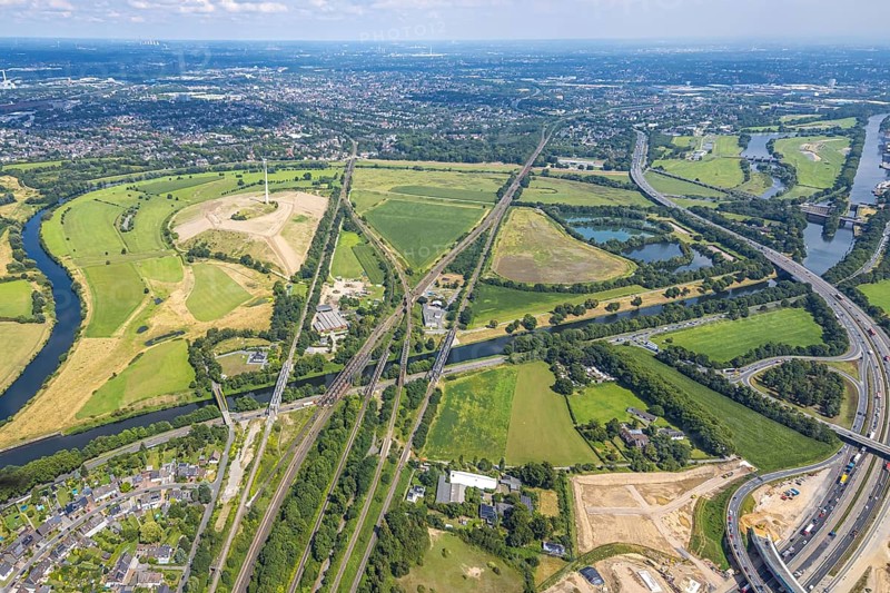 Aerial view, Ruhrbogen with energy park Styrumer Ruhrbogen wind turbine and large Ruhr island, shipping canal and Raffelberg hydroelectric power station, bridge landscape Ruhraue railway tracks and A40 motorway Kaiserberg junction, traces in the landscape, Duissern, Duisburg, Ruhr area, North Rhine-Westphalia, Germany