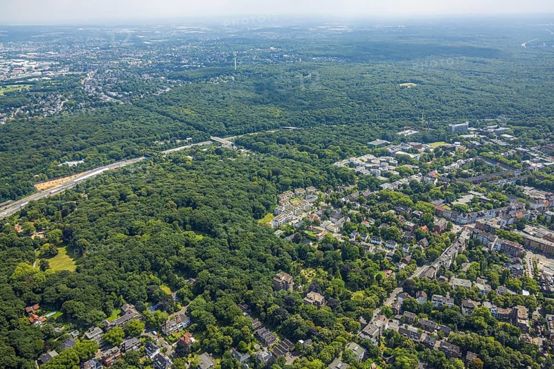 Aerial view, University of Duisburg-Essen (UDE), round buildings, residential area Quartier Wilhelmshöhe, forest area Kaiserberg with motorway A3, Neudorf-Nord, Duisburg, Ruhr area, North Rhine-Westphalia, Germany