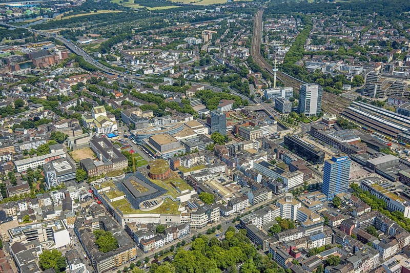 Aerial view, City residential area, Forum Duisburg König-Heinrich-Platz, City Palais, Shopping centre, Pool in front of Duisburg theatre, Station forecourt Portsmouthplatz, Deutsche Telekom telecommunications tower, Dellviertel, Duisburg, Ruhr area, North Rhine-Westphalia, Germany