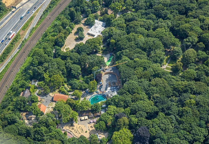 Aerial view, Duisburg Zoo, sea lion enclosure and construction site with modernisation and extension, construction crane, playground, Duissern, Duisburg, Ruhr area, North Rhine-Westphalia, Germany