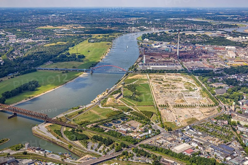 Aerial view, Rheinpark Duisburg on the river Rhine and planned residential complex RheinOrt Hochfeld, Bridge of Solidarity and Hochfeld railway bridge over the river Rhine, behind DK Recycling und Roheisen GmbH Werk Kupferhütte, Hochfeld, Duisburg, Ruhr area, North Rhine-Westphalia, Germany