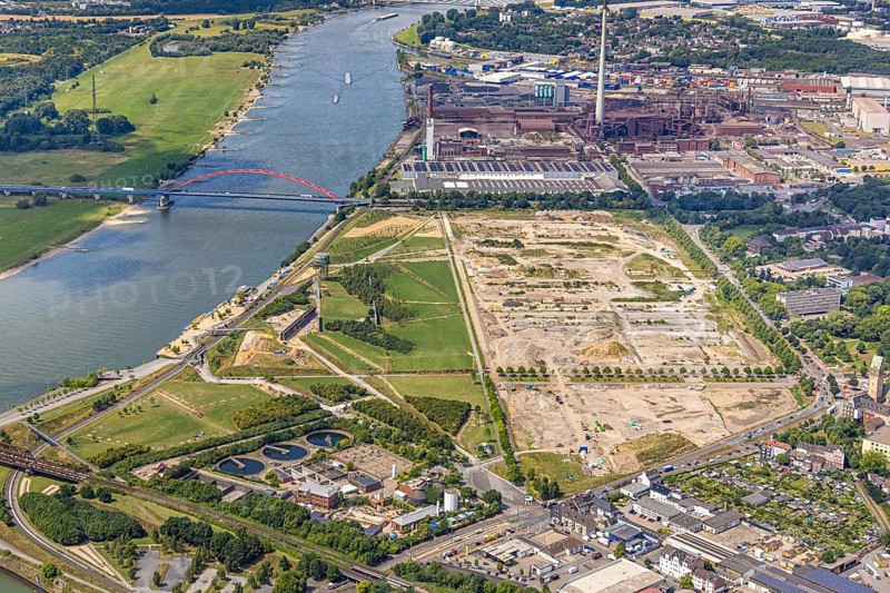 Aerial view, Rheinpark Duisburg on the river Rhine and planned residential complex RheinOrt Hochfeld, Bridge of Solidarity and Hochfeld railway bridge over the river Rhine, behind DK Recycling und Roheisen GmbH Werk Kupferhütte, Hochfeld, Duisburg, Ruhr area, North Rhine-Westphalia, Germany