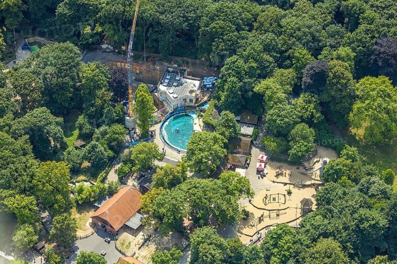 Aerial view, Duisburg Zoo, sea lion enclosure and construction site with modernisation and extension, construction crane, playground, Duissern, Duisburg, Ruhr area, North Rhine-Westphalia, Germany