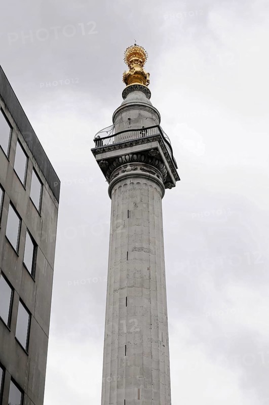 Corinthian Column in Warwick Court, London, Column with gold decorated top in front of clear blue sky, London region, England, Great Britain, Europe, Tall historic column with gilded crown and detailed stone structure