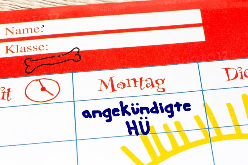 (Photomontage) Close-up of a timetable with added text ANGEKÜNDIGTE HÜ