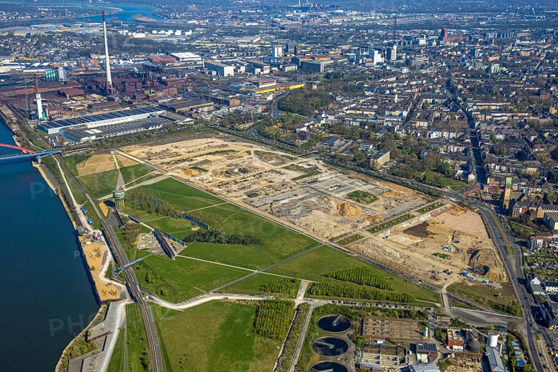 Aerial view, Rheinpark Duisburg on the river Rhine and planned residential complex RheinOrt Hochfeld, future IGA site, distant view, Hochfeld, Duisburg, Ruhr area, North Rhine-Westphalia, Germany