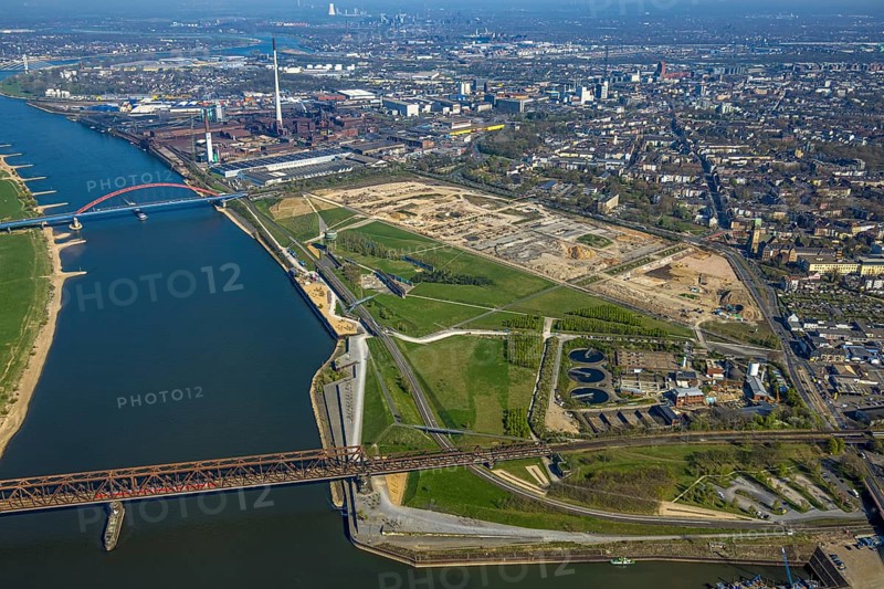 Aerial view, Rheinpark Duisburg on the river Rhine and planned residential complex RheinOrt Hochfeld, future IGA site, historic Hochfeld railway bridge and bridge of solidarity with red railings, distant view, Hochfeld, Duisburg, Ruhr area, North Rhine-Westphalia, Germany