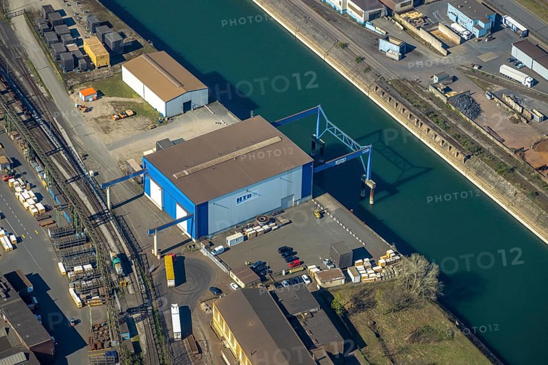Aerial view, Neuenkamp parallel harbour and outer harbour, HTB Heavylift Terminal Duisburg heavy-duty crane, Hochfeld, Duisburg, Ruhr area, North Rhine-Westphalia, Germany