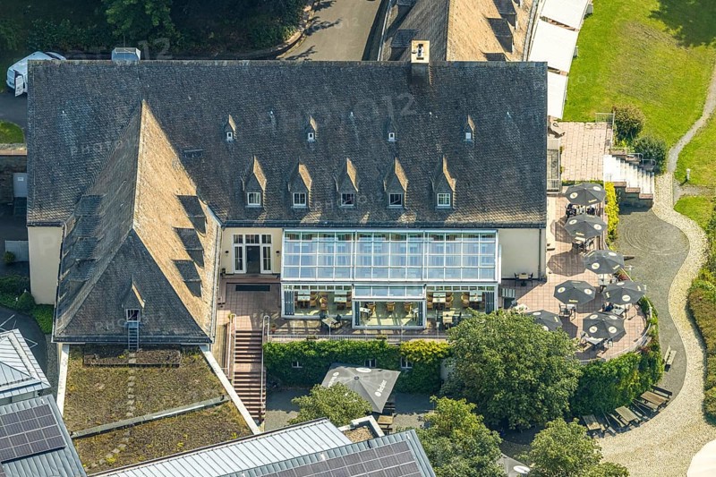 Aerial view, Welcome Hotel Meschede/Hennesee with solar roof and winter garden, outdoor catering and sunshades, Berghausen, Meschede, Sauerland, North Rhine-Westphalia, Germany, DE, Europe, inn, restaurant, gastronomy, Hennetalsperre, hotel, hotel complex, hotel business, aerial view, aerial photography, aerial photography, Ruhr area, sandy beach, ship, overview, bird's-eye view, overview