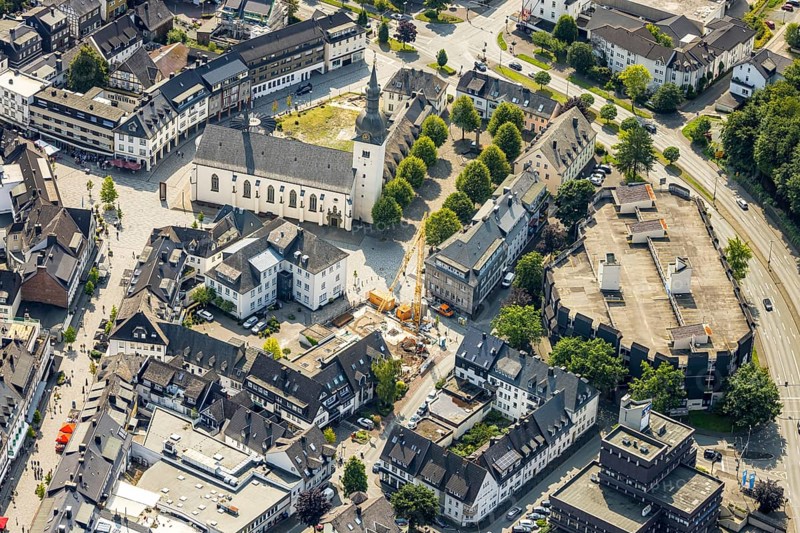 Aerial view, Stiftsplatz with St. Walburga catholic church, behind car park Stiftsplatz with parking deck, construction site and construction crane with new building at Kaiser-Otto-Platz, Meschede-Stadt, Meschede, Sauerland, North Rhine-Westphalia, Germany, place of worship, construction work, construction area, building site, building plots, construction project, construction project, construction site, DE, Europe, religious community, place of worship, holy place, church, parish, denomination, aerial view, aerial photography, aerial photography, new building, religion, religious site, Ruhr area, overview, bird's-eye view, birds-eyes view, overview
