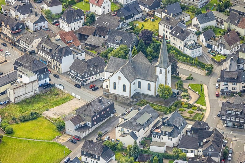 Aerial view, catholic St. Nikolaus parish church in the town centre, Freienohl, Meschede, Sauerland, North Rhine-Westphalia, Germany, place of worship, DE, Europe, religious community, place of worship, holy place, church, parish, denomination, aerial view, aerial photography, aerial photography, religion, religious site, Ruhr area, overview, bird's eye view, birds-eyes view, overview