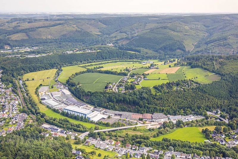 Aerial view, commercial area Im Langel at the edge of the forest, nature reserve Auf'm cock Giesmecketal and Arnsberger Wald, Freienohl, Meschede, Sauerland, North Rhine-Westphalia, Germany, DE, Europe, commercial enterprise, commercial area, commercial property, commercial site, commercial use, industrial area, industrial site, aerial photograph, aerial photography, aerial photography, Ruhr area, overview, bird's-eye view, birds-eyes view, overview