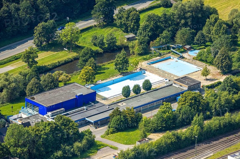 Aerial view, outdoor and indoor swimming pool Meschede without water, Meschede town, Meschede, Sauerland, North Rhine-Westphalia, Germany, bathing establishment, bathing resort, DE, Europe, outdoor swimming pool, leisure activities, indoor swimming pool, aerial view, aerial photography, aerial photography, cleaning, Ruhr area, swimming pool, swimming pool, swimming pool, overview, bird's-eye view, overview