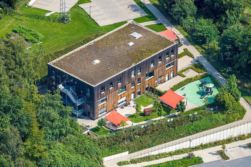 Aerial view, AWO Kindergarten Mobile Kita with red awning, Am Ziegeleiteich, Meschede-Stadt, Meschede, Sauerland, North Rhine-Westphalia, Germany, DE, Europe, kindergarten, day care centre, day care centre, aerial view, aerial photography, aerial photography, Ruhr area, overview, bird's-eye view, overview
