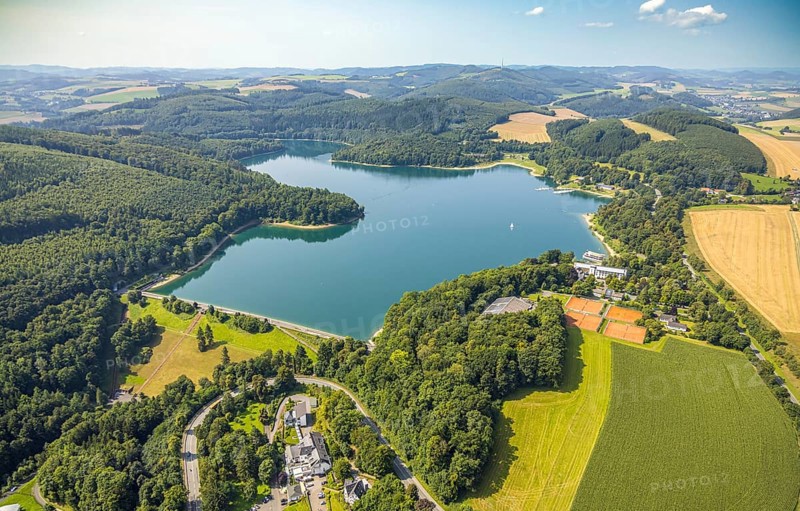 Aerial view, Welcome Hotel Meschede/Hennesee am Hennesee with Hennesee dam, forest area, lonely sailing boat on the lake, Berghausen, Meschede, Sauerland, North Rhine-Westphalia, Germany, boat, DE, Europe, gastronomy, Hennetalsperre, hotel, hotel complex, hotel business, aerial view, aerial photography, aerial photography, Ruhr area, reservoir, overview, bird's-eye view, overview