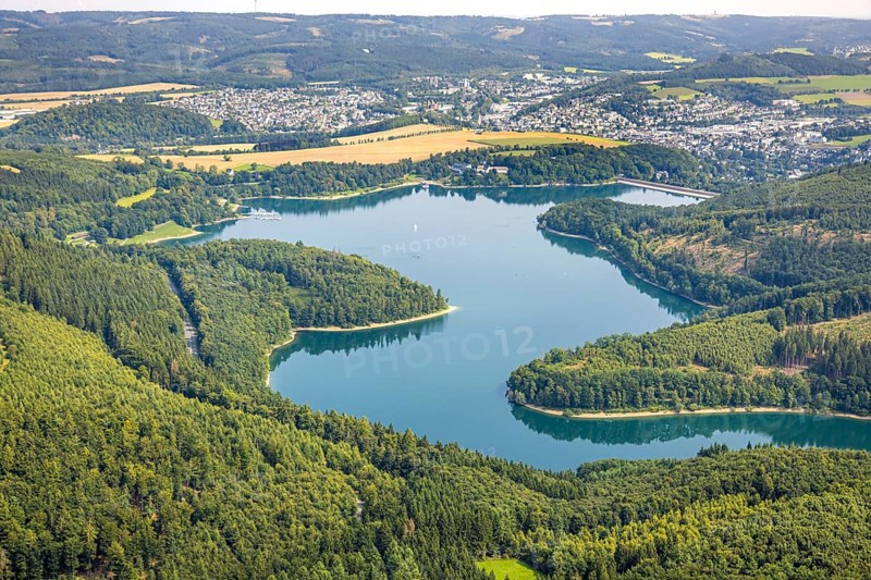 Aerial view, Hennesee dam surrounded by forest, Welcome Hotel and view to Meschede, sailing boat on the lake, Berghausen, Meschede, Sauerland, North Rhine-Westphalia, Germany, DE, Europe, gastronomy, Hennetalsperre, hotel, hotel complex, hotel business, aerial view, aerial photography, aerial photography, Ruhr area, overview, bird's eye view, birds-eyes view, overview