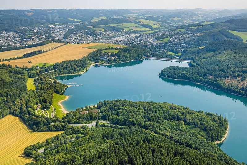 Aerial view, Hennesee dam surrounded by forest, Welcome Hotel and view to Meschede, sailing boat on the lake, Berghausen, Meschede, Sauerland, North Rhine-Westphalia, Germany, DE, Europe, gastronomy, Hennetalsperre, hotel, hotel complex, hotel business, aerial view, aerial photography, aerial photography, Ruhr area, overview, bird's eye view, birds-eyes view, overview