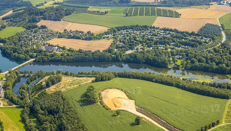 Aerial view, construction site near Obermielinghausen, Mielinghausen Henne forebay with Knaus Campingpark Hennesee and Hennesee holiday village on the left, Enkhausen, Meschede, Sauerland, North Rhine-Westphalia, Germany, construction area, building site, building plots, construction measure, construction project, construction site, camping, camping site, camping houses, camping mobile, camping site, DE, Europe, holiday resort, leisure, hobby, aerial view, aerial photography, aerial photography, Ruhr area, overview, bird's eye view, motorhome, caravan, birds-eyes view, overview