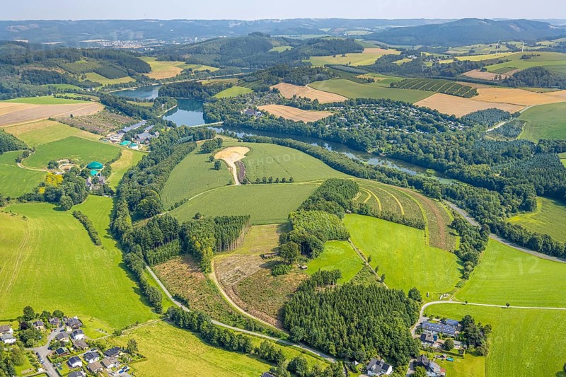 Aerial view, construction site near Obermielinghausen, Mielinghausen Henne forebay with Knaus Campingpark Hennesee and Hennesee holiday village on the left, Enkhausen, Meschede, Sauerland, North Rhine-Westphalia, Germany, construction area, building site, building plots, construction measure, construction project, construction site, camping, camping site, camping houses, camping mobile, camping site, DE, Europe, holiday resort, leisure, hobby, aerial view, aerial photography, aerial photography, Ruhr area, overview, bird's eye view, motorhome, caravan, birds-eyes view, overview
