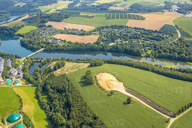Aerial view, construction site near Obermielinghausen, Mielinghausen Henne forebay with Knaus Campingpark Hennesee and Hennesee holiday village on the left, Enkhausen, Meschede, Sauerland, North Rhine-Westphalia, Germany, construction area, building site, building plots, construction measure, construction project, construction site, camping, camping site, camping houses, camping mobile, camping site, DE, Europe, holiday resort, leisure, hobby, aerial view, aerial photography, aerial photography, Ruhr area, overview, bird's eye view, motorhome, caravan, birds-eyes view, overview
