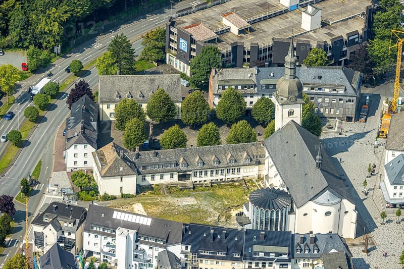 Aerial view, Stiftsplatz with St. Walburga catholic church, behind car park Stiftsplatz with parking deck, Meschede town, Meschede, Sauerland, North Rhine-Westphalia, Germany, place of worship, DE, Europe, religious community, place of worship, holy place, church, parish, denomination, aerial view, aerial photography, aerial photography, religion, religious site, Ruhr area, overview, bird's eye view, birds-eyes view, overview