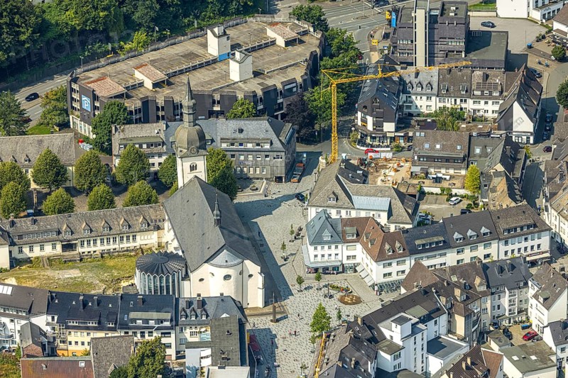 Aerial view, Stiftsplatz with St. Walburga catholic church, behind car park Stiftsplatz with parking deck, construction site and construction crane with new building at Kaiser-Otto-Platz, Meschede-Stadt, Meschede, Sauerland, North Rhine-Westphalia, Germany, place of worship, construction work, construction area, building site, building plots, construction project, construction project, construction site, DE, Europe, religious community, place of worship, holy place, church, parish, denomination, aerial view, aerial photography, aerial photography, new building, religion, religious site, Ruhr area, overview, bird's-eye view, birds-eyes view, overview