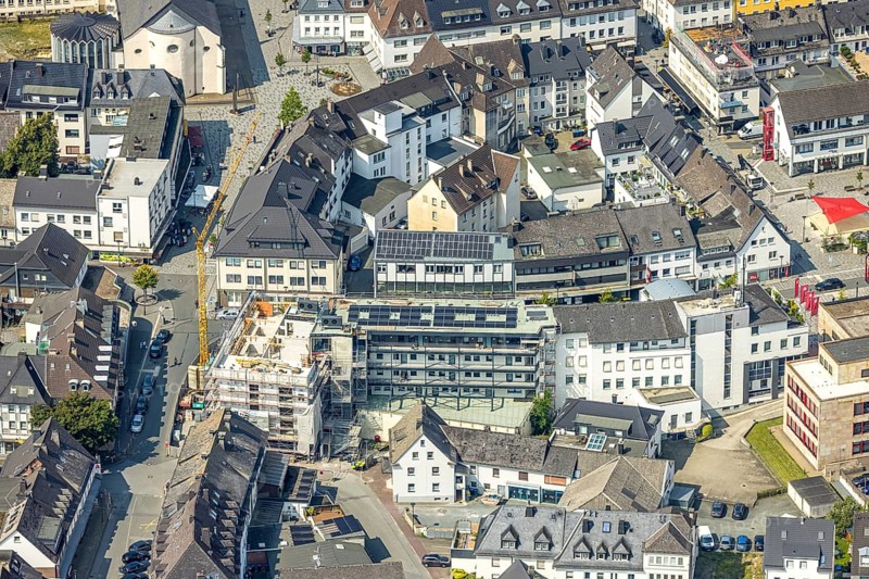 Aerial view, construction site with construction crane and new residential building on the corner of Zeughausstraße and Mühlenweg, former Hotel Gercken, Kaiser-Otto-Platz, Meschede-Stadt, Meschede, Sauerland, North Rhine-Westphalia, Germany, construction work, construction area, construction site, building plots, construction project, construction site, DE, Europe, aerial view, aerial photography, aerial photography, new building, Ruhr area, overview, bird's eye view, birds-eyes view, overview