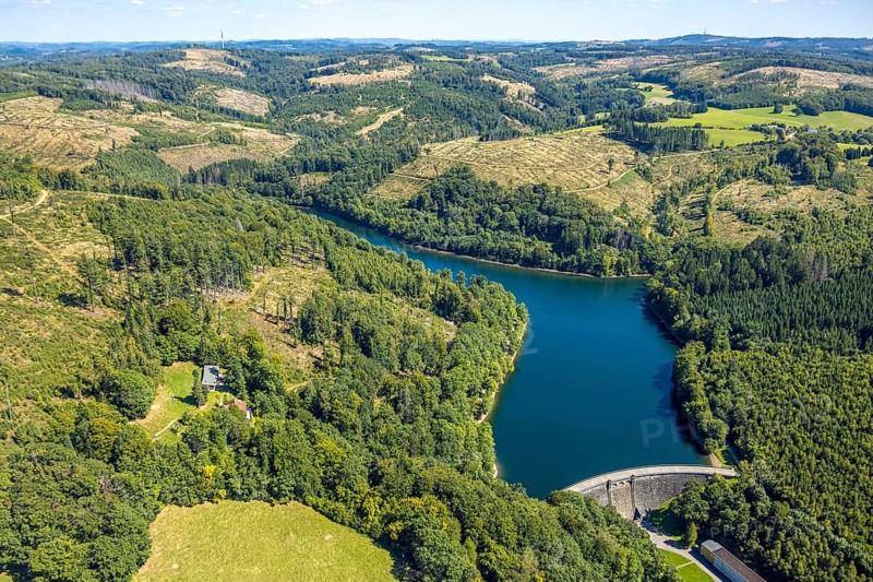 Aerial view, Jubach Dam with dam, forest area with forest damage, Vollme, Kierspe, Sauerland, North Rhine-Westphalia, Germany, tree dieback, DE, Europe, clear cutting, calamity areas, aerial view, aerial photography, aerial photography, Ruhr area, dam wall, dam, overview, bird's eye view, forest, forest damage, forest dieback, birds-eyes view, overview