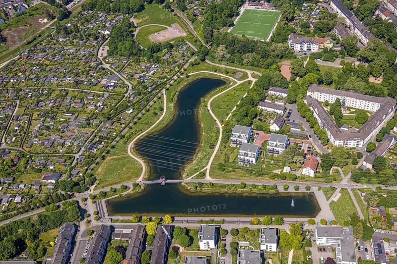 Aerial view, Niederfeldsee, left KGV Kleingärtnerverein Amalie 94 e. V., above the sports field Hagenbecker Bahn, Altendorf, Essen, Ruhr area, North Rhine-Westphalia, Germany