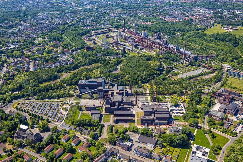 Aerial view, general view of Zeche Zollverein, Gelsenkirchener Straße, outdoor swimming pool, Stoppenberg, Essen, Ruhr area, North Rhine-Westphalia, Germany
