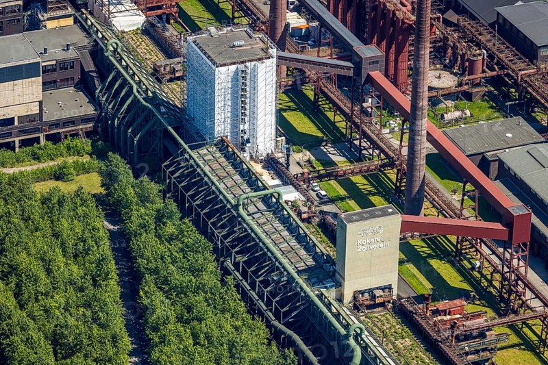 Aerial view, Zeche Zollverein, Gelsenkirchener Straße, outdoor swimming pool, Stoppenberg, Essen, Ruhr area, North Rhine-Westphalia, Germany