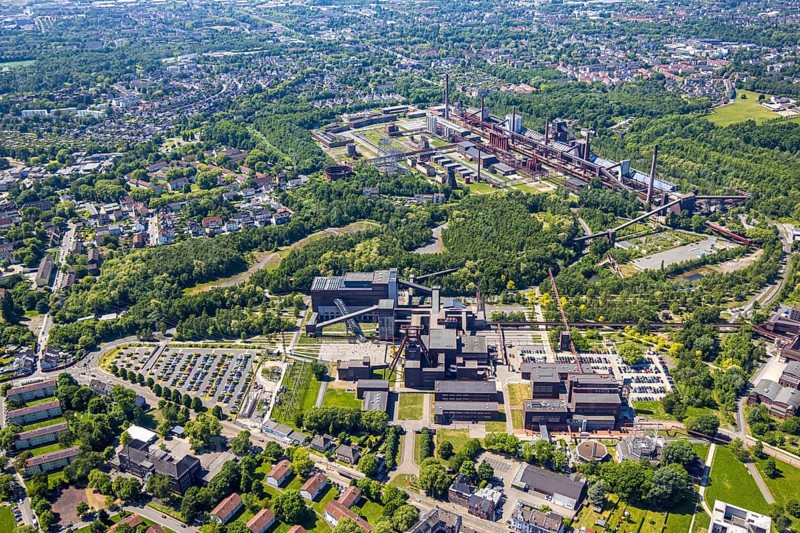 Aerial view, general view of Zeche Zollverein, Gelsenkirchener Straße, outdoor swimming pool, Stoppenberg, Essen, Ruhr area, North Rhine-Westphalia, Germany